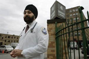 Doktor Kalsí v červenci oblékne uniformu a zřejmě sundá turban.