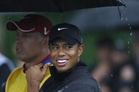 Tiger Woods schovaný pod deštníkem. Tiger Woods schovaný pod deštníkem.
