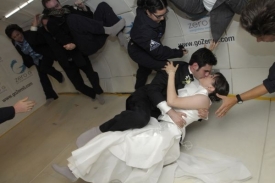 Manželský polibek se na první pokus nezdařil.