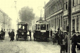 Setkání automobilu a tramvaje.