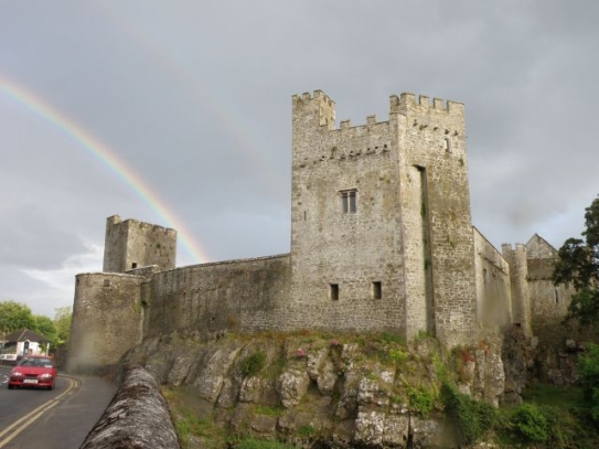 Dvojitá duha nad hradem Cahir.