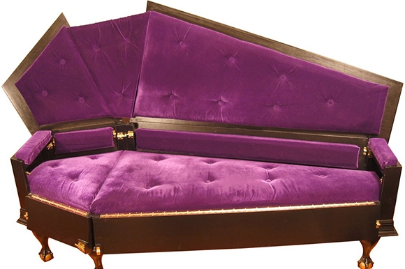 Ideální posezení pro sledování hororu? Třeba Coffin Couch. Ideální posezení pro sledování hororu? Třeba Coffin Couch.