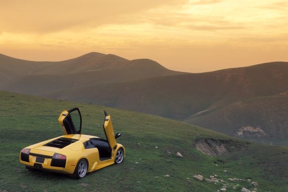 Idylka bohatých: drahé auto a krásná příroda.