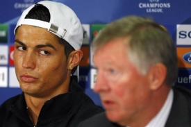 Fotbalista Cristiano Ronaldo (vlevo) vedle b&yacute;val&eacute;ho manažera Fergusona