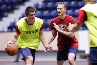 Hašek při basketbalovém utkání.