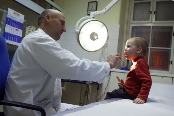 Průměrný plat lékaře se pohybuje od 41 300 do 52 000 korun. 