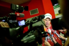 Dominik Hašek v zajetí novinářů.