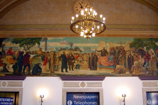 Sacramento, zdobené průčelí ve vestibulu stanice.