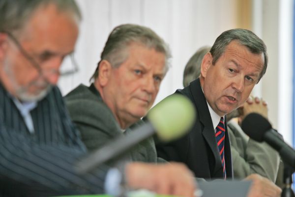 Rektor Plecitý (vpravo) nemá rád opozici.
