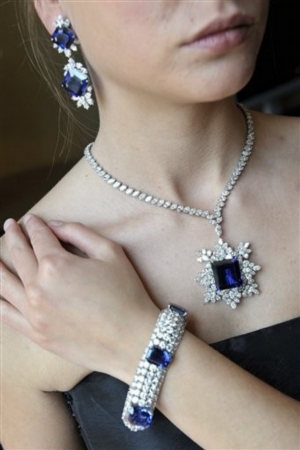 Luxusní šperky značky Harry Winston v aukční síni Sotheby's v Londýně.