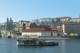 Nové řešení panoramatu Pražského hradu? Svíce, obrazovka i díra v zemi Nové řešení panoramatu Pražského hradu? Svíce, obrazovka i díra v zemi