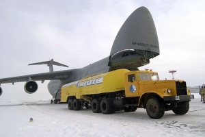 Letoun C-5 Galaxy doplňuje pohonné hmoty na základně Manas.