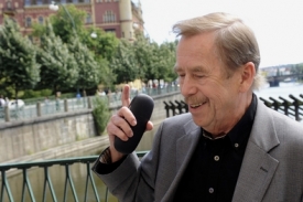 V&aacute;clav Havel bude rež&iacute;rovat film podle sv&eacute; hry Odch&aacute;zen&iacute;.