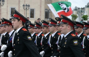 Přehl&iacute;dka rusk&yacute;ch voj&aacute;ků pod praporem s Kadyrovov&yacute;m potr&eacute;tem.