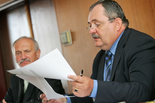 Prorektor Jan Brázda (vpravo) a děkan Antonín Filák dostali padáka.