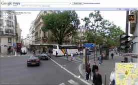 Street View umožňuje virtuální procházku městem (na snímku Paříž).