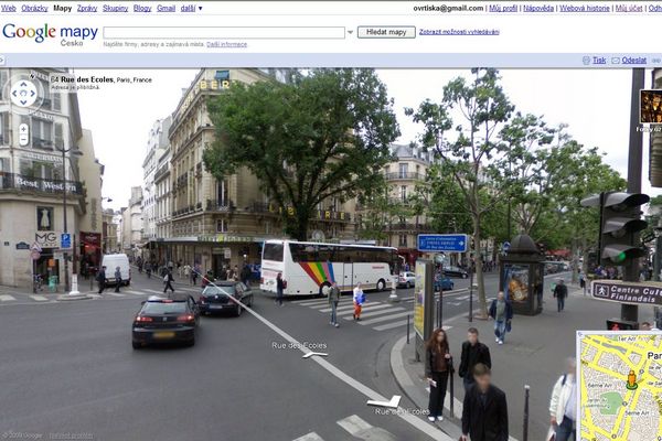 Street View umožňuje virtuální procházku městem (na snímku Paříž).