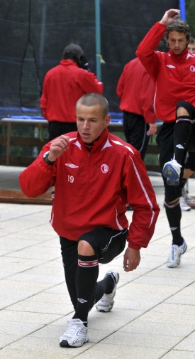 Jedna z posil Slavie Adam Hloušek (vpředu).