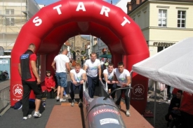 Čeští bobisté pózují na startu (zprava: Vrba, Mottl, Kozlovský)