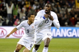 Američan Jozy Altidore (vepředu) slaví první gól vstřelený Španělsku. Američan Jozy Altidore (vepředu) slaví první gól vstřelený Španělsku.