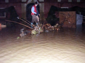 01:18 hod, ze zámecké zahrady v Kuníně je jezero.