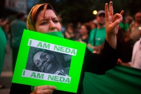 Protestující v New Yorku připomíná osud Íránky, zastřelené v Teheránu.