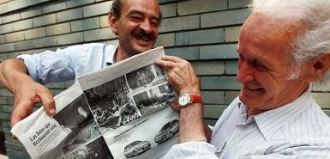 Dva Italové v Miláně se smějí premiérovi Topolánkovi dole bez.