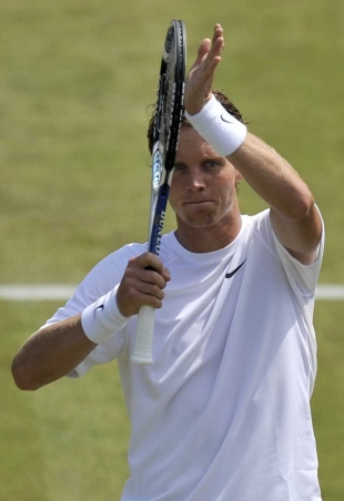 Tomáš Berdych se raduje z postupu do 3. kola Wimbledonu.