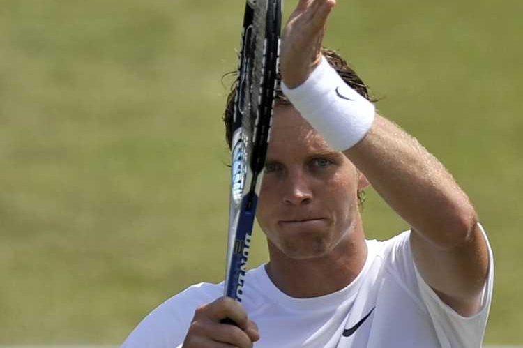 Tomáš Berdych se raduje z postupu do 3. kola Wimbledonu.