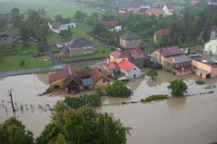 Rozlitá voda v okolí Jeseníku nad Odrou.
