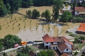 Na leteckém snímku je rozlitá voda v okolí Jeseníku nad Odrou.