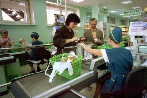 Kdo může za nespokojenost Rusů? Vysoké přirážky obchodníků, přeci.