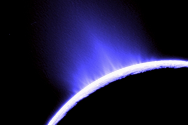 Gejzíry na Enceladu, jak je zachytila sonda Cassini.