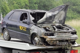 Pachatelé auto, kterým ujeli, zapálili.