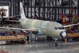 Montáž airbusu v čínské továrně evropské firmy.