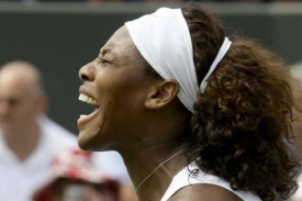 Serena Williamsov&aacute; oslavuje svůj postup.