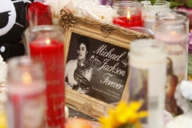 Co zapříčinilo Jacksonovu smrt? Ukáže pitva.