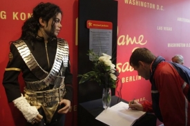 U voskové figuríny Jacksona v muzeu Madame Tussauds je frmol.