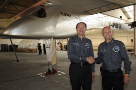 A. Borschberg (vlevo) a B. Piccard před letounem Solar Impulse.