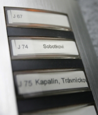 Zvonek v Sobotkově nov&eacute;m bydli&scaron;ti ve Stodůlk&aacute;ch.