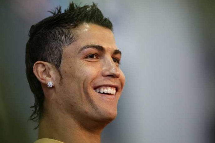 Porugalec Cristiano Ronaldo podepsal 6letou smlouvu s Realem Madrid.