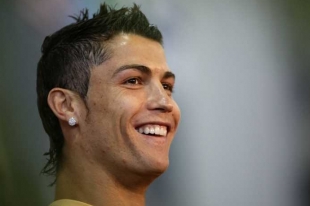Porugalec Cristiano Ronaldo podepsal 6letou smlouvu s Realem Madrid.