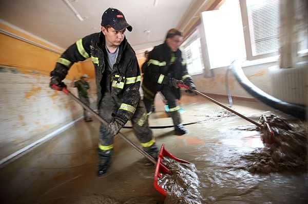 Dobrovolného hasiče smetla přívalová vlna. Dobrovolného hasiče smetla přívalová vlna.