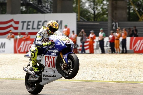 Valentino Rossi oslavuje sté vítězství kariéry MS.