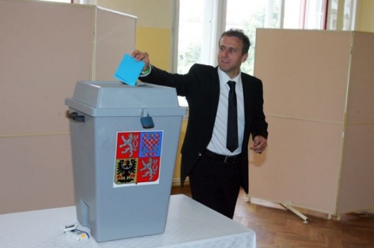 Karel Poborsk&yacute; při tajn&eacute;m hlasov&aacute;n&iacute;.