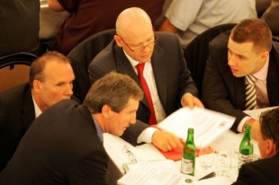 Jiří Kubíček v popředí, na valné hromadě ČMFS.
