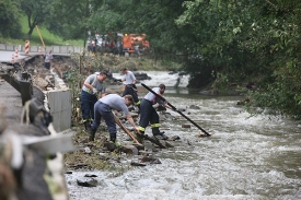 Po povodn&iacute;ch je třeba vyčistit koryta řek.