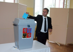 Karel Poborský hlasuje.