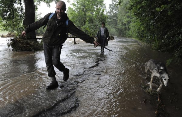 Obec Buková na Jesenicku velká voda včera odřízla od světa.