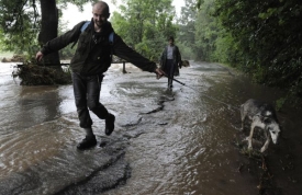 Obec Buková na Jesenicku velká voda včera odřízla od světa.